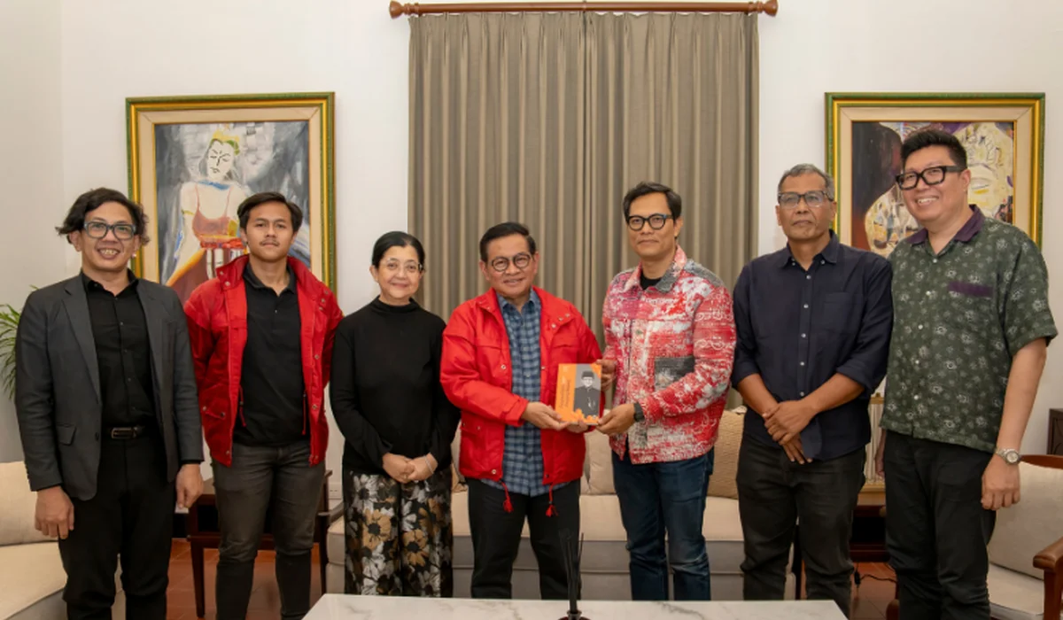 Pramono-Anung-Terharu-Usai-Terima-Kado-Buku-Spesial-di-Hari-Ulang-Tahun