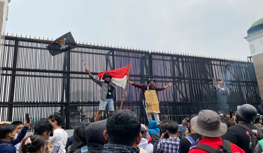Demo Hari Ini 25 Agustus di Depan DPR, Massa Kibarkan Bendera One Piece