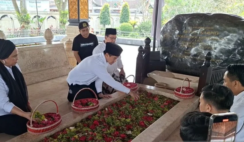 Kaesang Kenang Bung Karno Dengan Tabur Bunga di Makam Proklamator RI