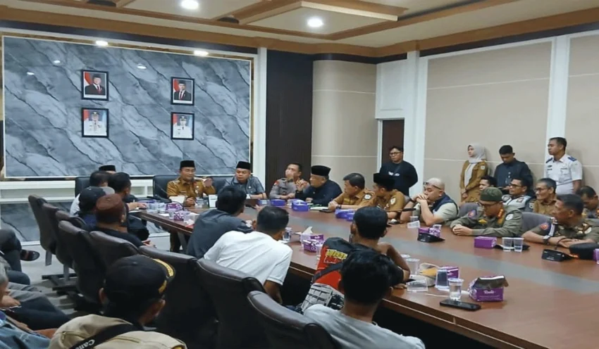 Sopir Truk Material Jambi Turun ke Jalan, Protes Pembatasan Solar