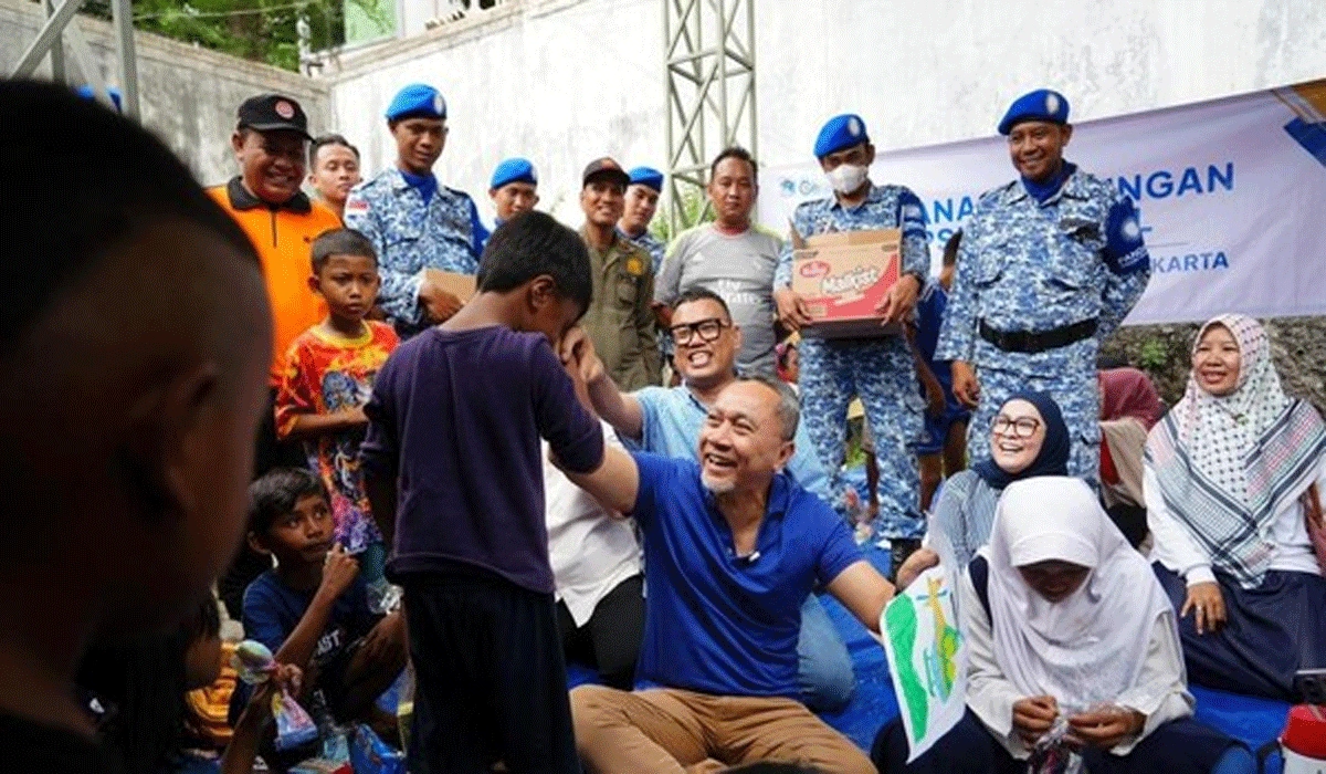 Ketum PAN Tinggalkan Liburan untuk Menghibur Anak-Anak Korban Kebakaran