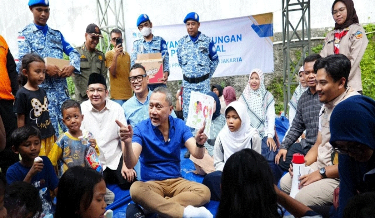 Ketum PAN Tinggalkan Liburan untuk Menghibur Anak-Anak Korban Kebakaran