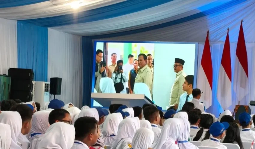 Prabowo Luncurkan Smartboard di SMPN 4 Bekasi, Dorong Digitalisasi