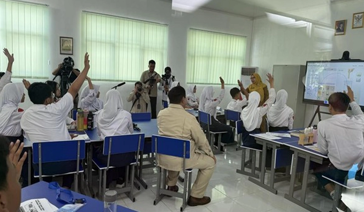 Smartboard-dan-Instruksi-Presiden-Nomor-7-Tahun-2025