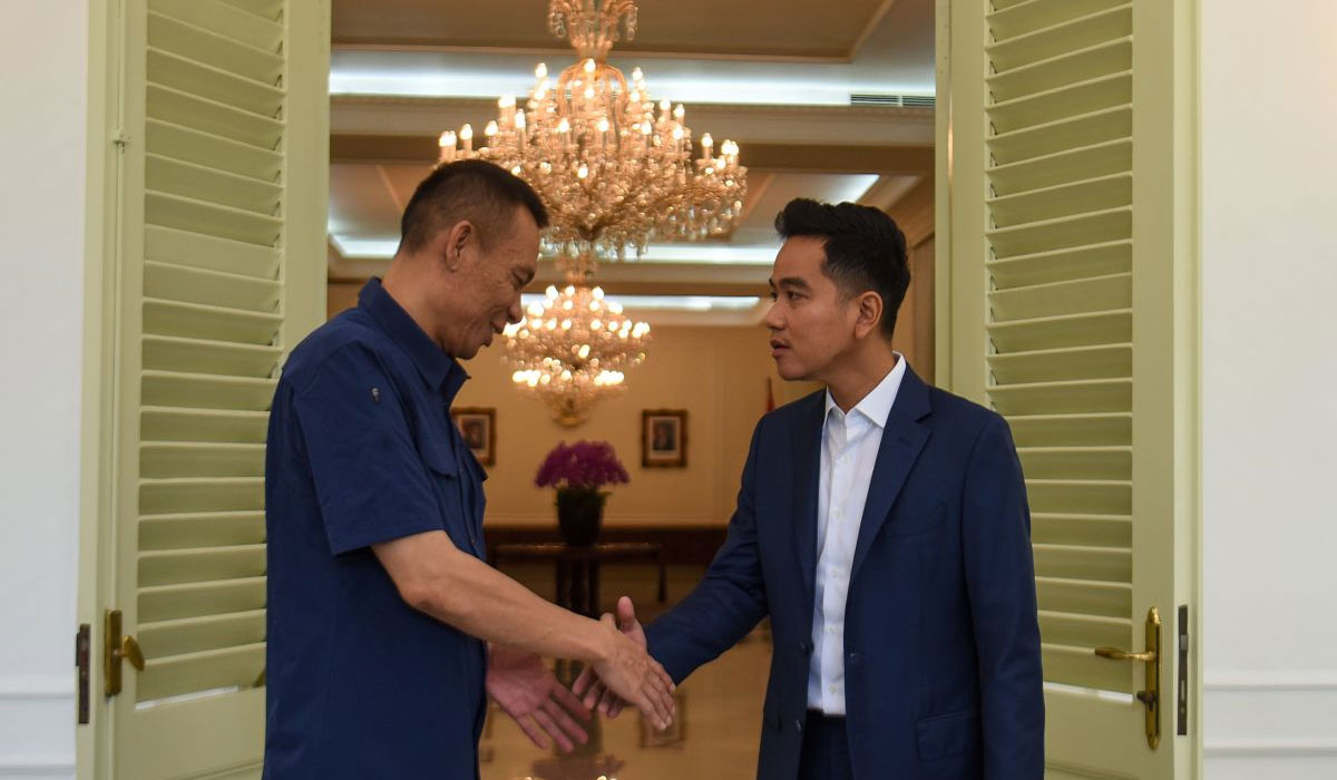 Viral! Rismon Sianipar Dipermalukan Gibran, Momen Ini Bikin Publik Geger