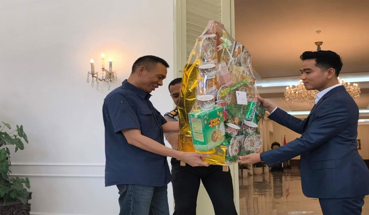 Viral! Rismon Sianipar Dipermalukan Gibran, Momen Ini Bikin Publik Geger Viral! Rismon Sianipar Dipermalukan Gibran, Momen Ini Bikin Publik Geger